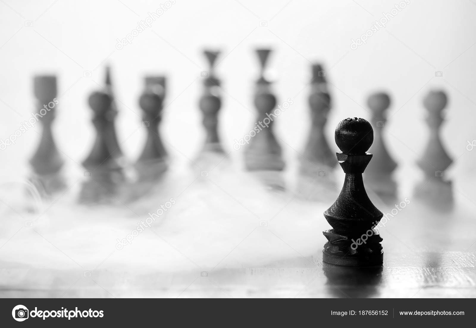 Peça de xadrez peão a bordo fotos, imagens de © alexkich #187656152
